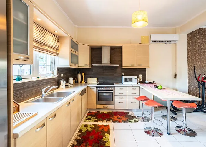 Kalamata\'S Sunny Retreat Near The Historic Center