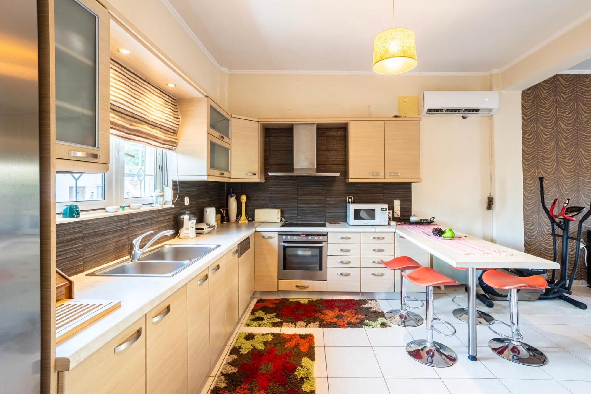 Kalamata's Sunny Retreat Near The Historic Center *