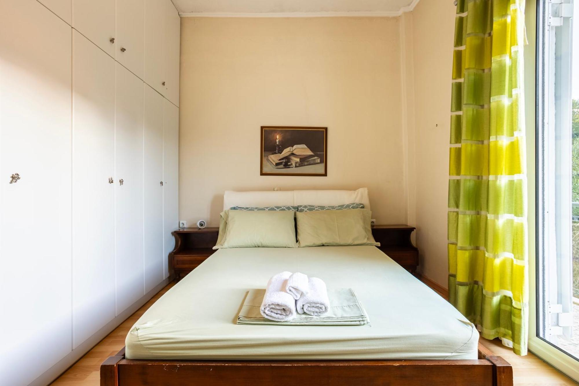 Kalamata's Sunny Retreat Near The Historic Center קלמאטה