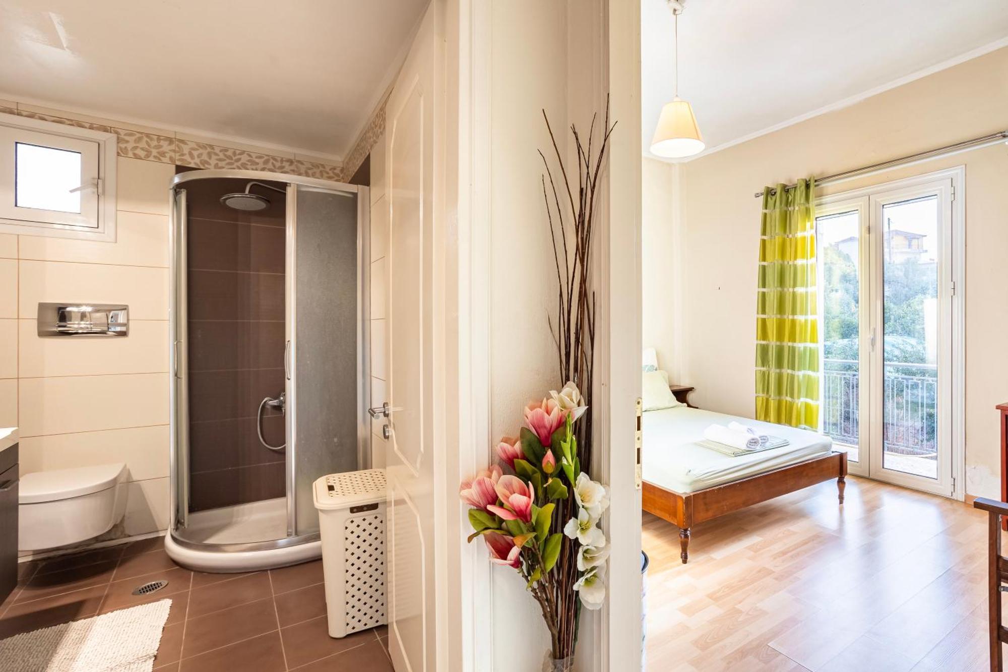 Kalamata's Sunny Retreat Near The Historic Center דירה *