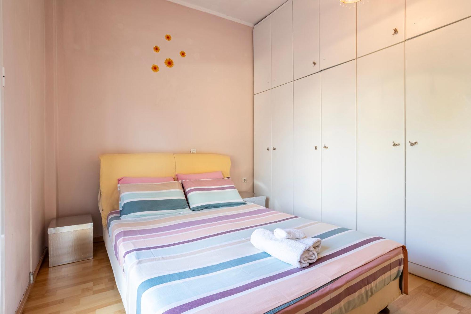 Kalamata's Sunny Retreat Near The Historic Center דירה קלמאטה