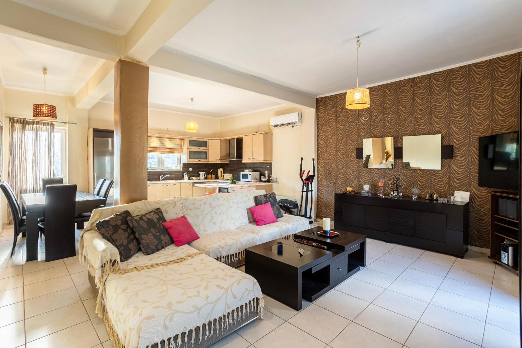 Kalamata's Sunny Retreat Near The Historic Center *