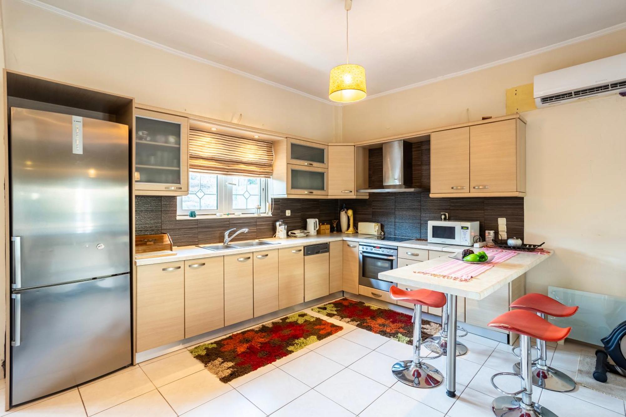 Kalamata's Sunny Retreat Near The Historic Center קלמאטה