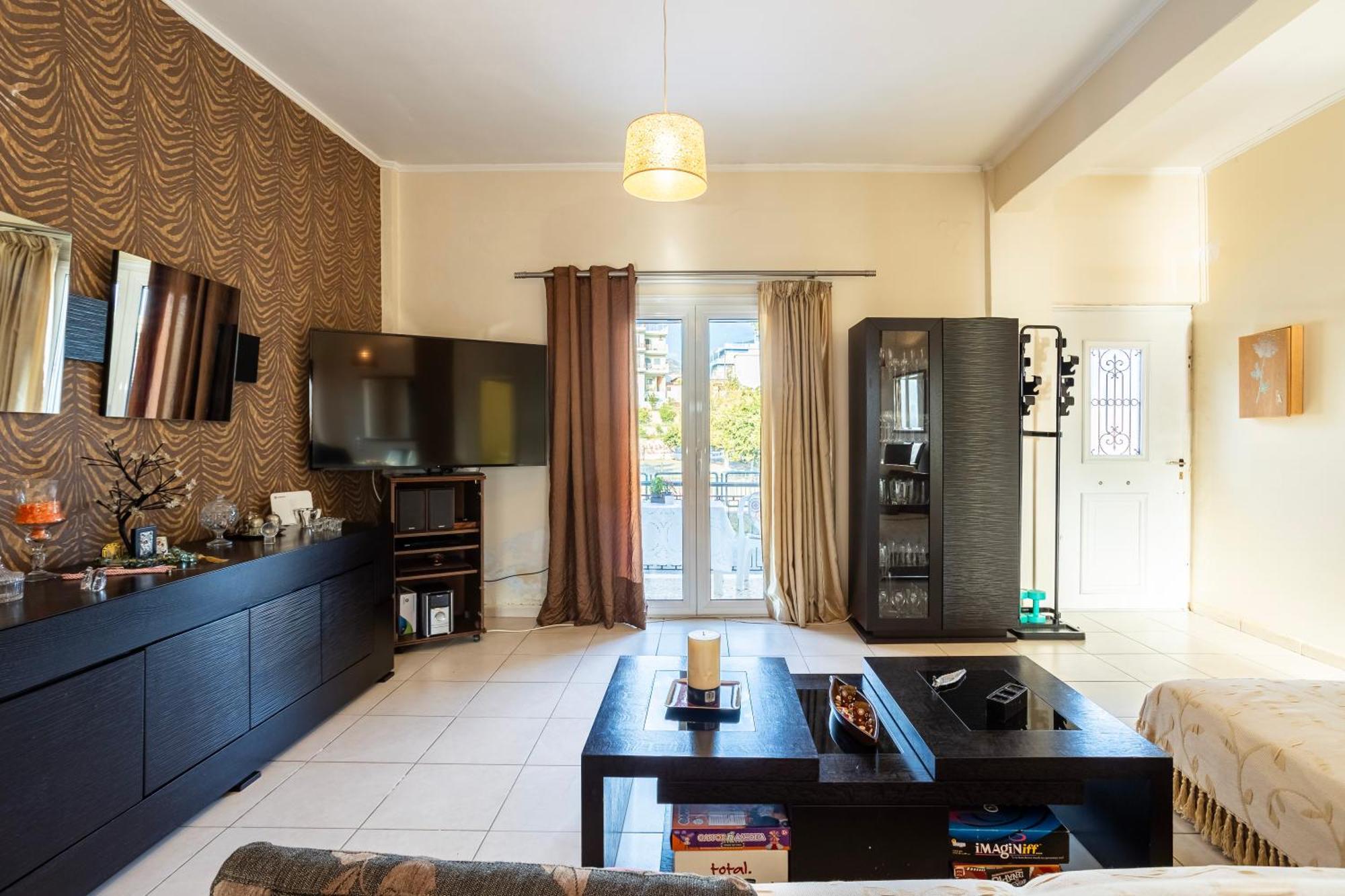 Kalamata's Sunny Retreat Near The Historic Center
