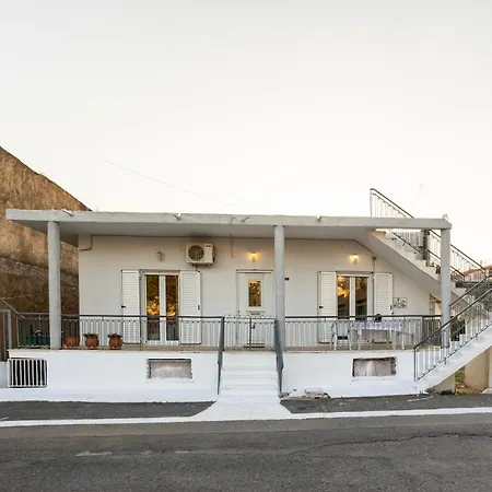 Kalamata'S Sunny Retreat Near The Historic Center מראה חיצוני תמונה