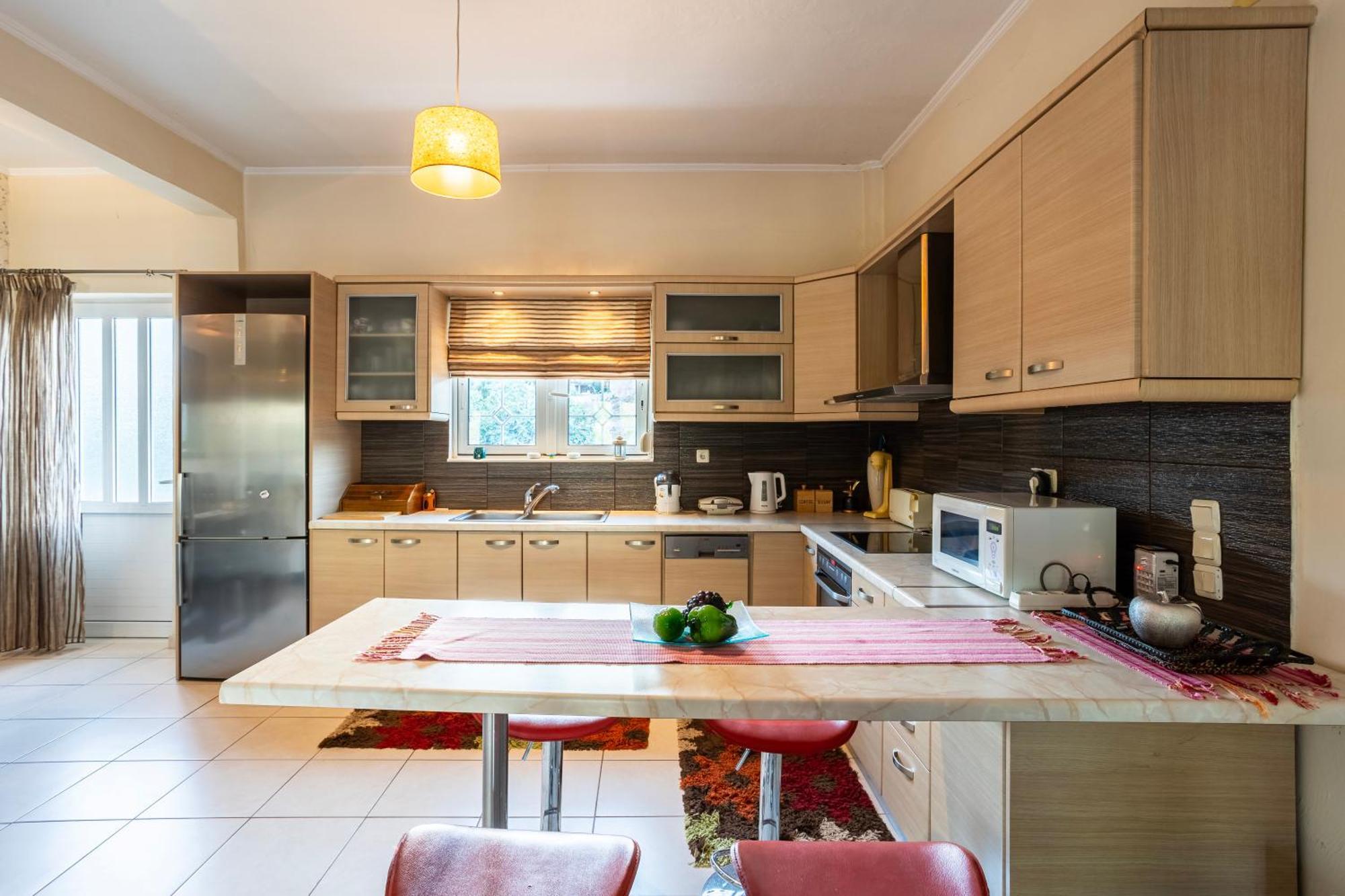 Kalamata's Sunny Retreat Near The Historic Center