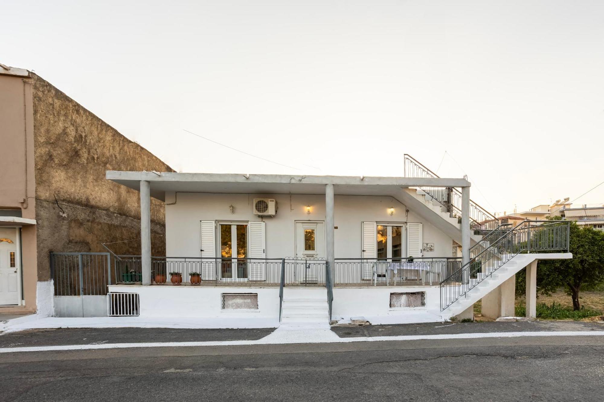 Kalamata's Sunny Retreat Near The Historic Center Apartmán *