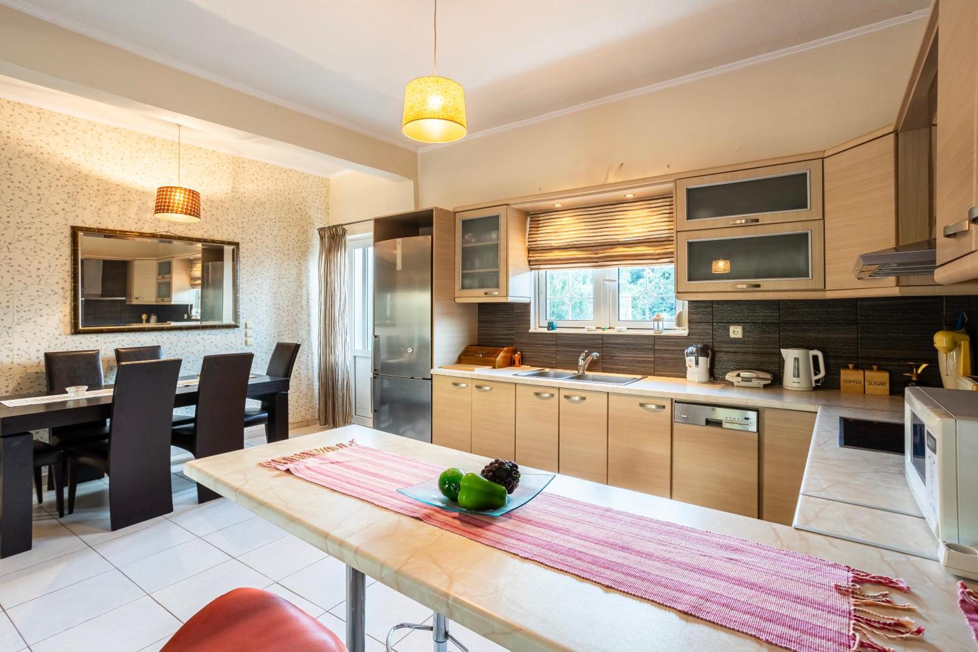 Kalamata's Sunny Retreat Near The Historic Center *