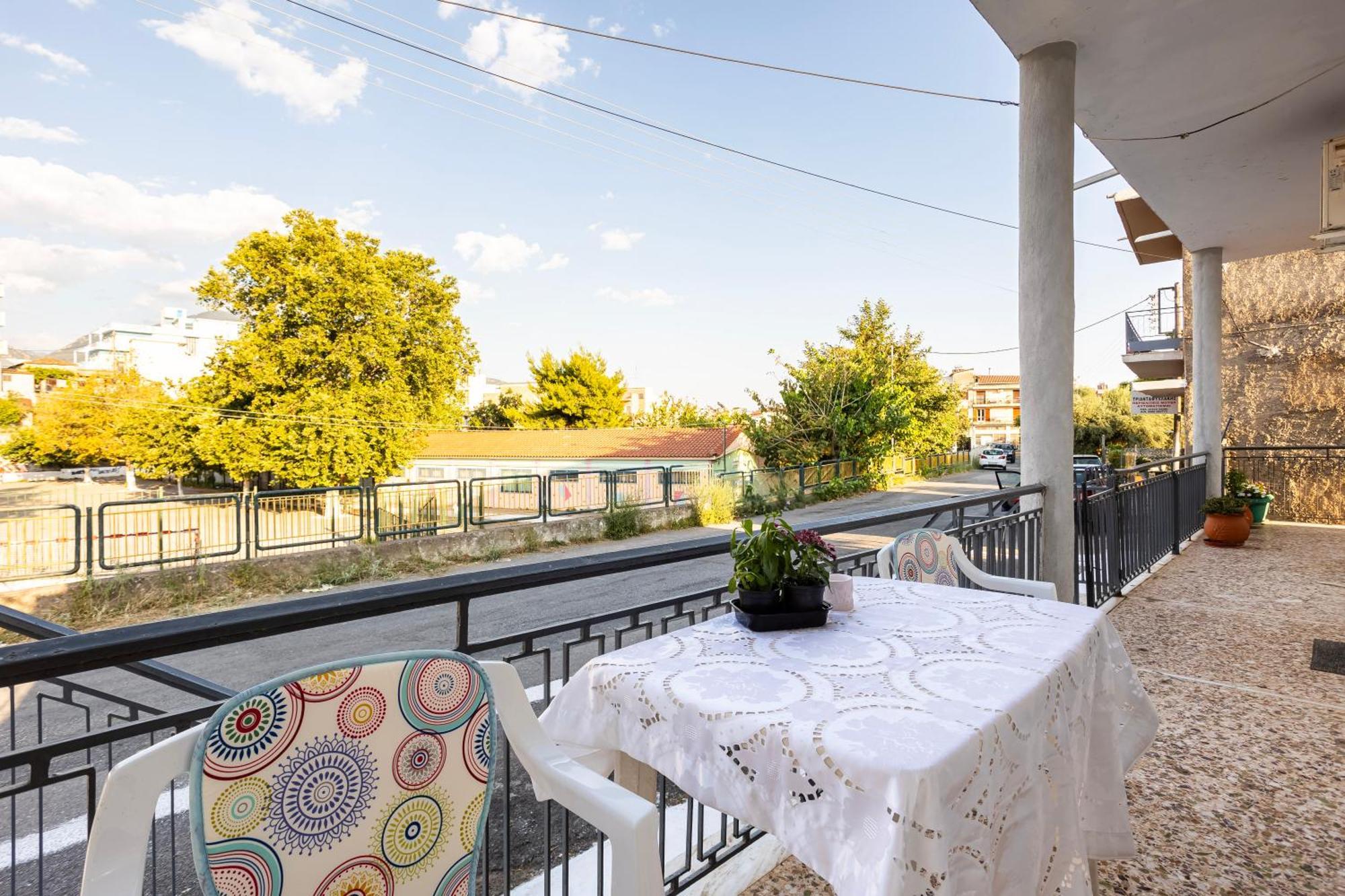 Kalamata's Sunny Retreat Near The Historic Center Kalamata